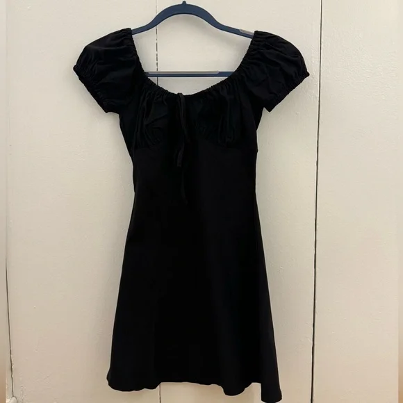 Black mini dress with puffy sleeves. Never worn. - Picture 3 of 3